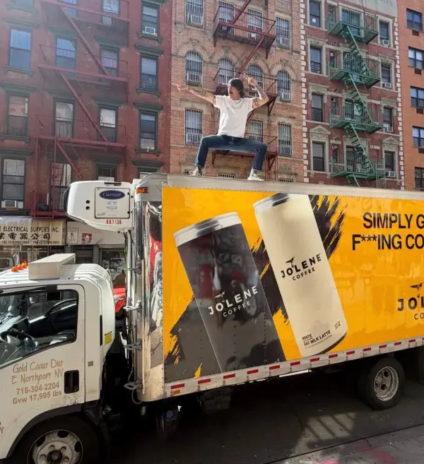 Anthony Kiedis promove sua marca de café em Nova Iorque.