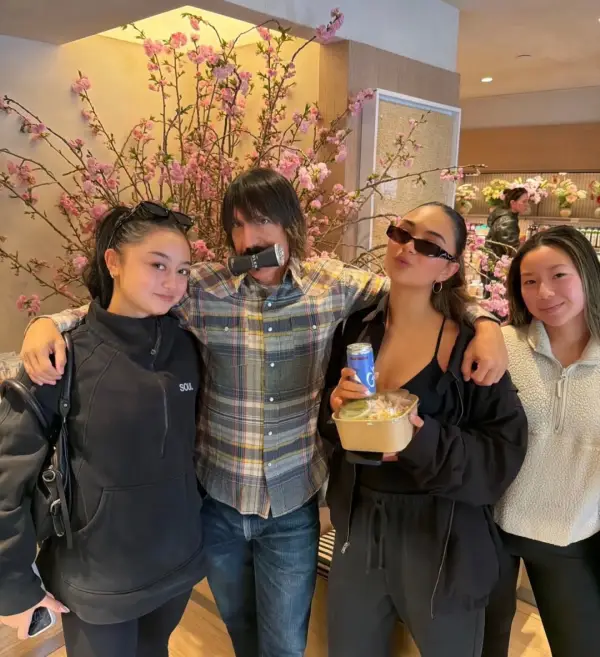 Anthony Kiedis promove sua marca de café em Nova Iorque.