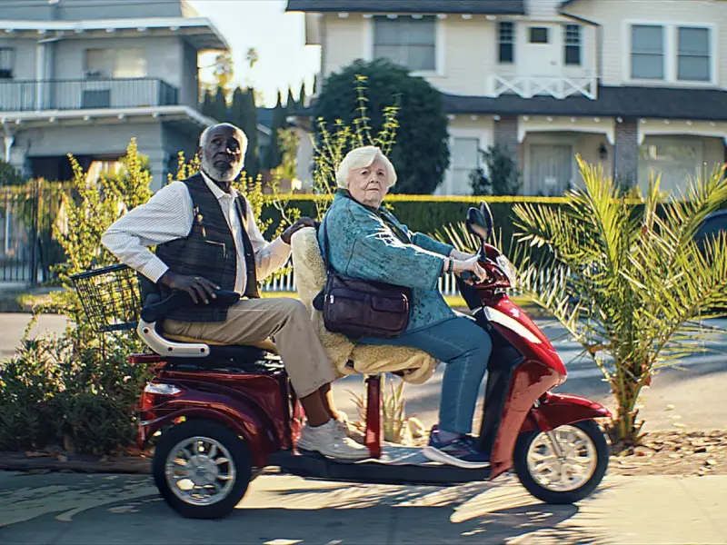 Idosa cai em golpe e parte para vingança em comédia na Netflix.