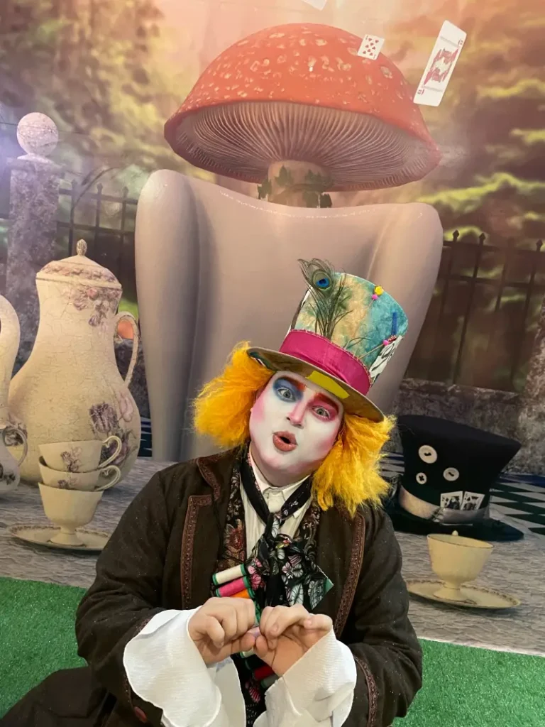 Domingo com Teatro apresenta “Chá da Alice” e leva espetáculo interativo gratuito ao público