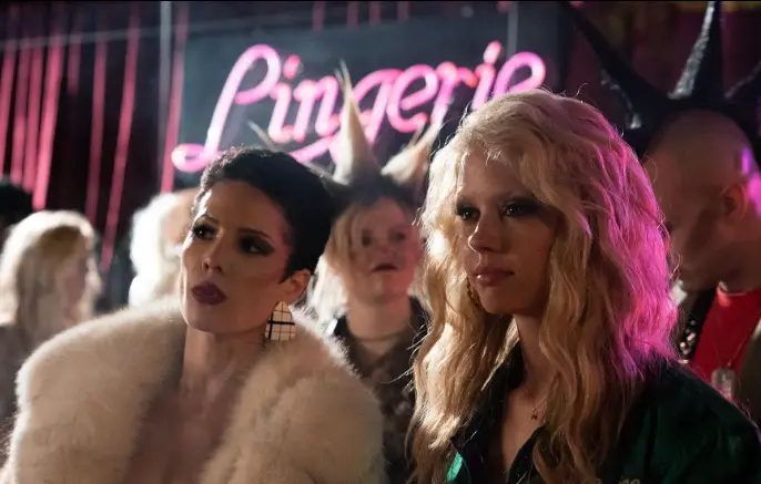 “MaXXXine” estreia na Netflix e revive terror baseado em fatos reais.