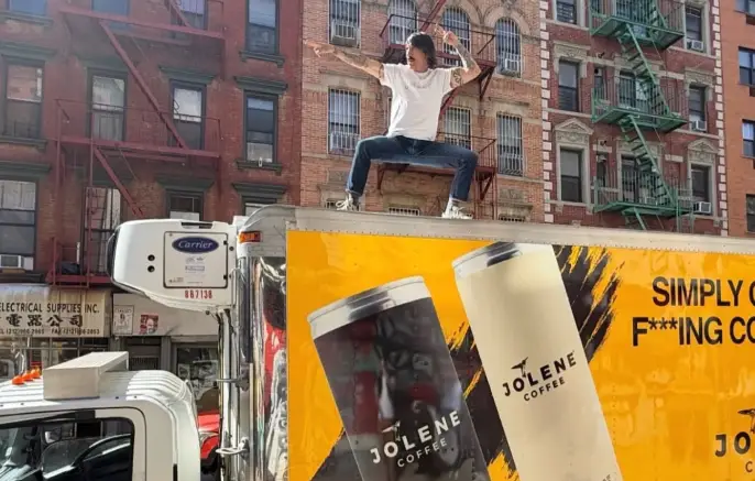 Anthony Kiedis promove sua marca de café em Nova Iorque.