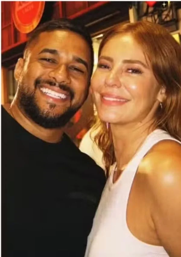 Paolla Oliveira se pronuncia após rumores de romance com Mestre Fafá