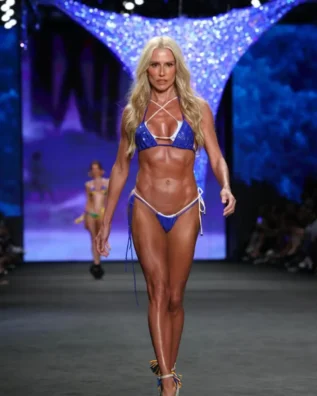 Deborah Secco exibe boa forma na passarela da Rio Fashion Week