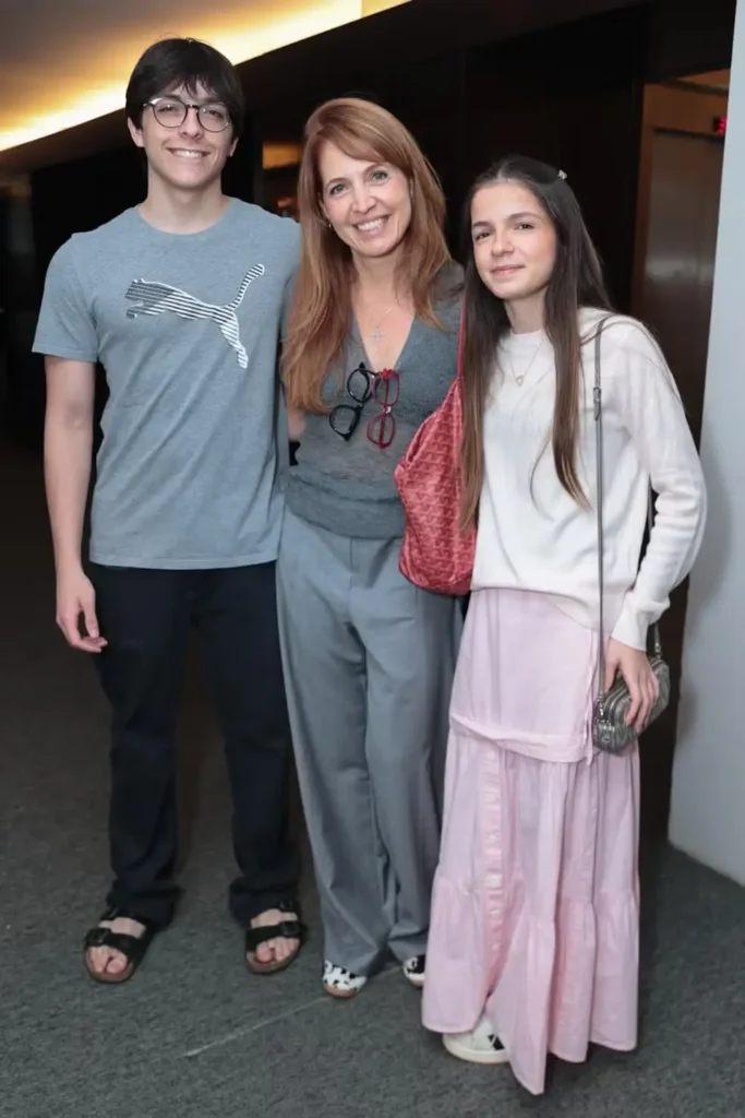 Poliana Abritta surge com filhos em rara aparição pública