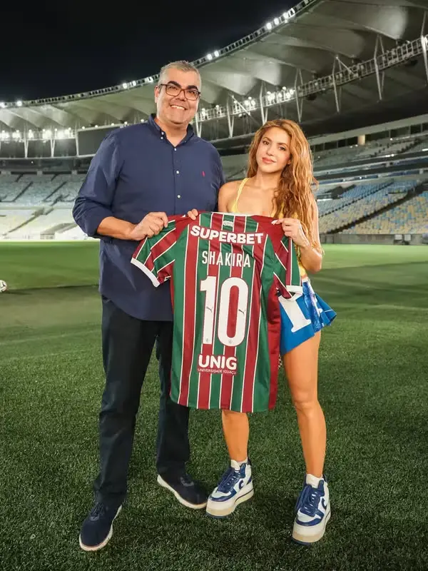 Shakira visita Maracanã e recebe camisas do Flamengo e Fluminense
