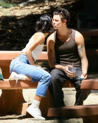 Bruna Marquezine e Shawn Mendes trocam beijos em parque de Los Angeles
