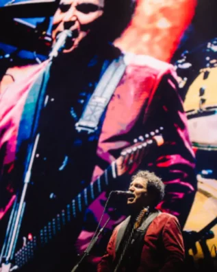 Barão Vermelho emociona São Paulo com show de reencontro.
