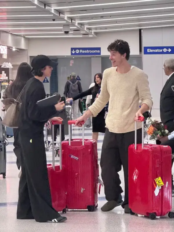 Shawn Mendes recebe Bruna Marquezine com abraço e clima romântico em aeroporto