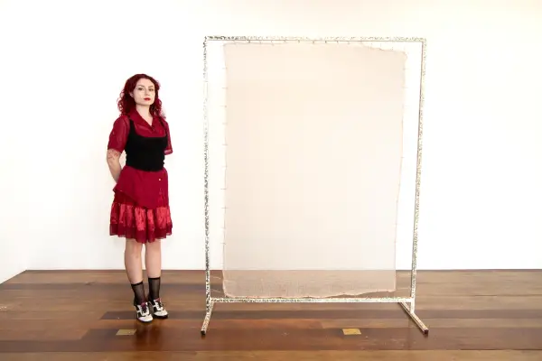 Heloisa Panuci abre exposição inédita com obras sobre fé e memória