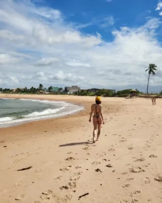 Pitty aproveita dia de sol em praia e fotos repercutem na web