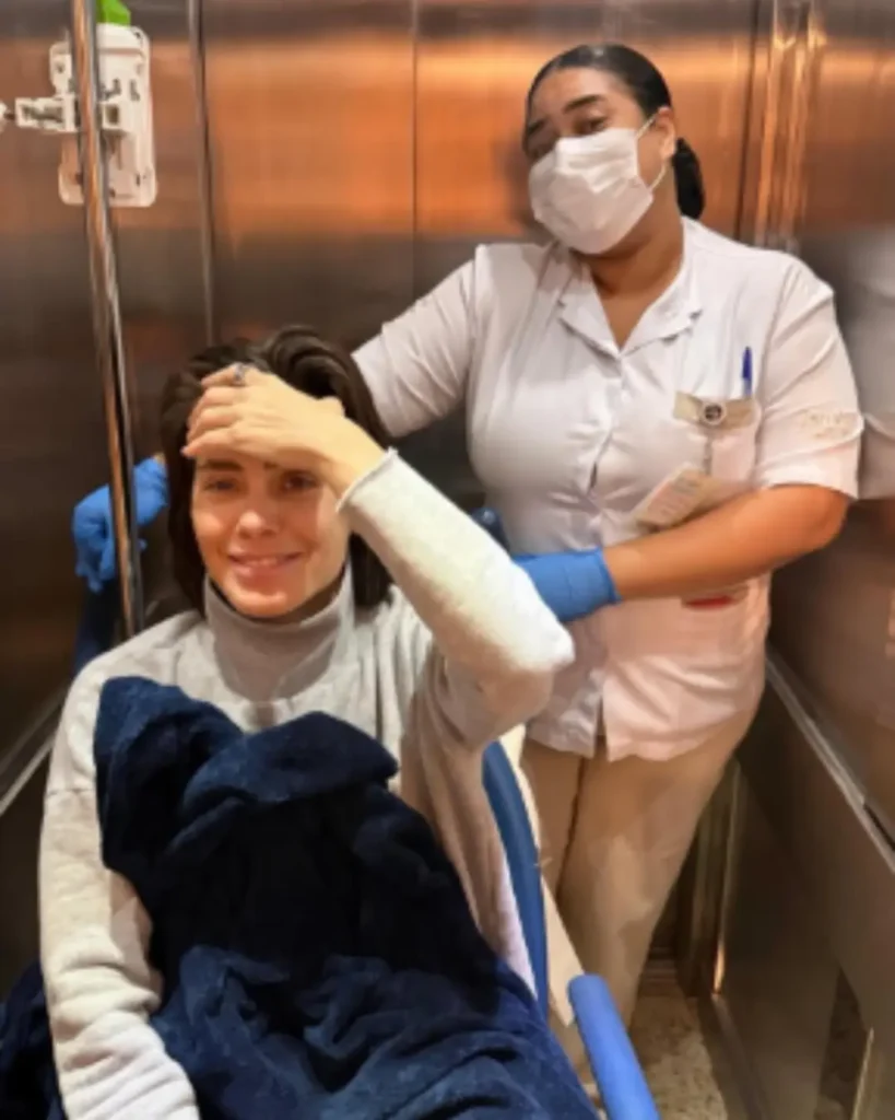 Carolina Dieckmann deixa hospital e diz ter saído “renascida”