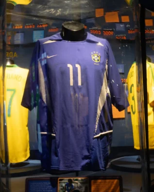 Exposição inédita reúne relíquias da Seleção Brasileira