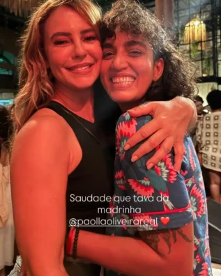 Paolla Oliveira curte noite de samba e mostra paixão pela Grande Rio