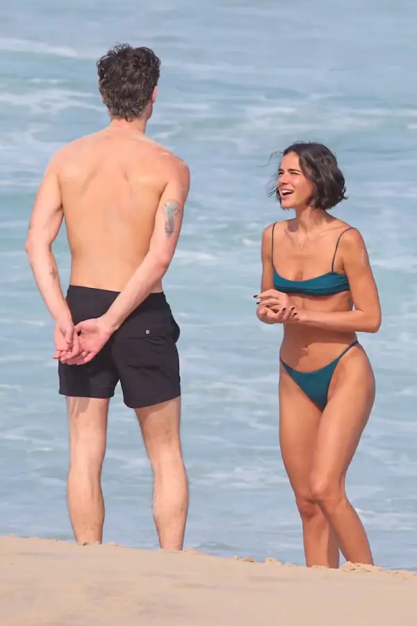 Bruna Marquezine e Shawn Mendes são vistos em clima de romance no Rio.