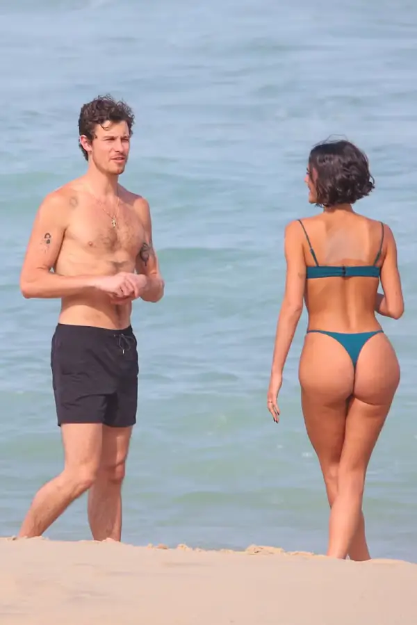 Bruna Marquezine e Shawn Mendes são vistos em clima de romance no Rio.