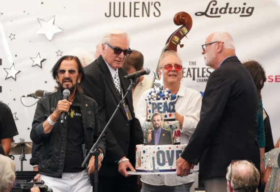 Ringo Starr celebra 86 anos ao lado de fãs e reforça mensagem de paz