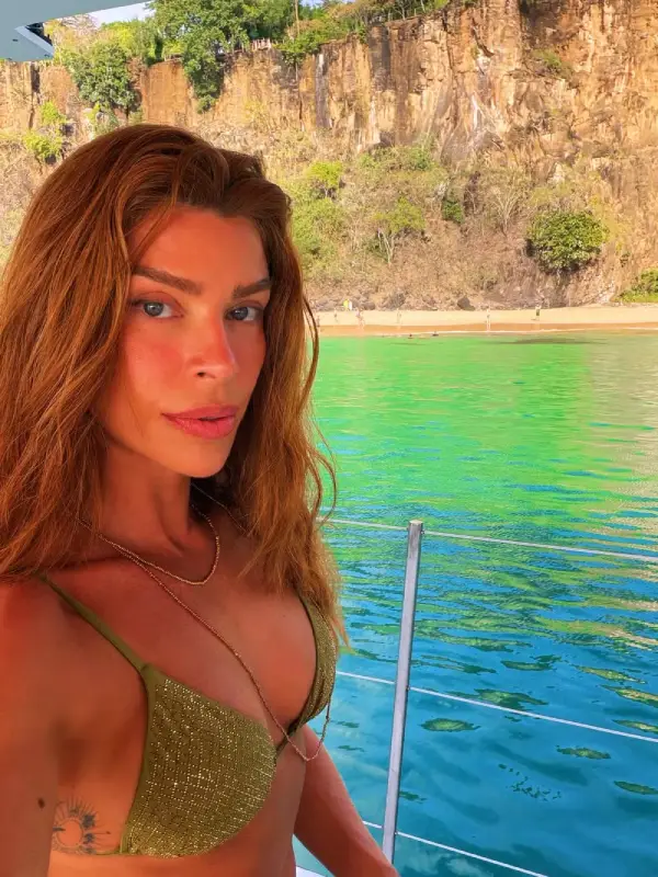 Grazi Massafera encanta fãs com fotos em Fernando de Noronha