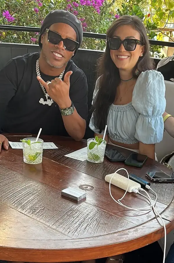 Ronaldinho Gaúcho vive namoro de 4 anos com comissária de voo