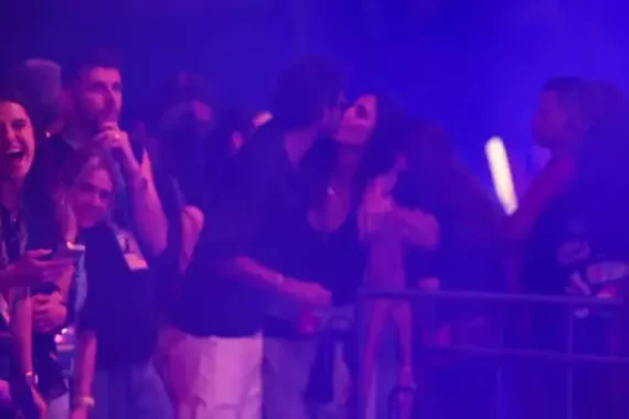 Ivete Sangalo é flagrada aos beijos com Tiago Maia em noite paulista