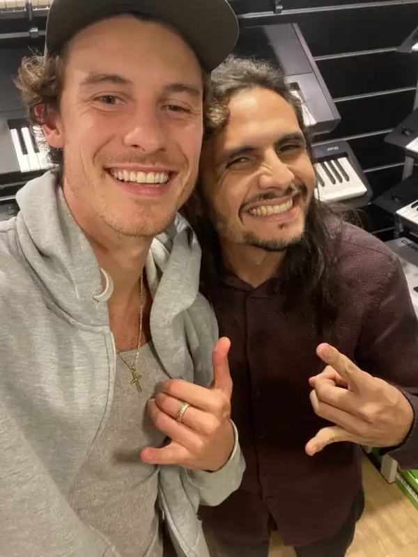 Bruna Marquezine e Shawn Mendes visitam loja e encantam músico