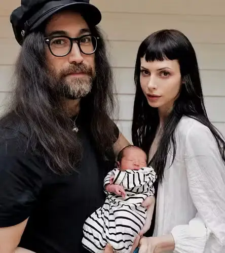 Sean Lennon anuncia nascimento do primeiro filho, Aurelius.