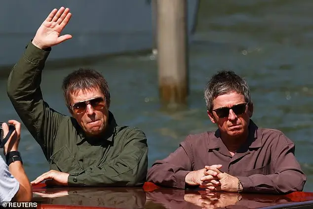 Oasis emociona fãs em Veneza durante estreia de documentário.