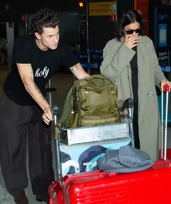 Bruna Marquezine retorna ao Brasil com Shawn Mendes após viagem à Itália