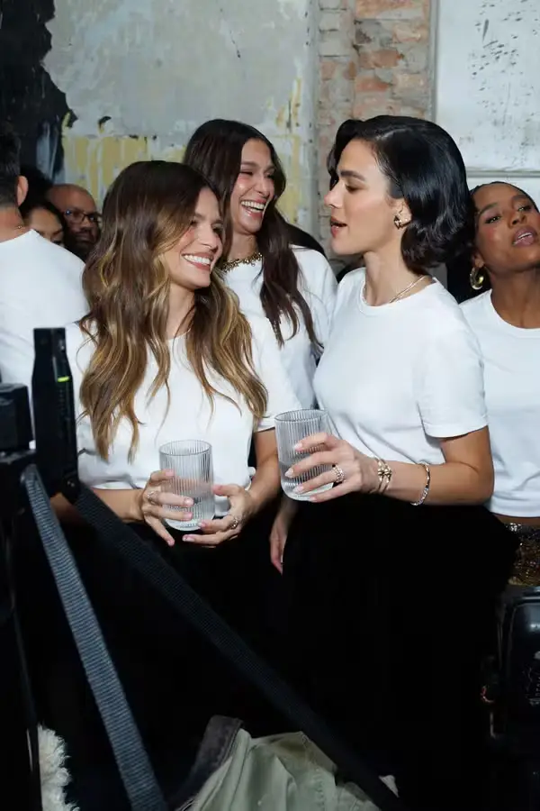 Bruna Marquezine aparece com a irmã em evento de moda em São Paulo