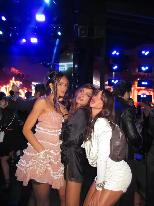 Anitta e Bruna Marquezine se afastam e fãs tentam entender motivo