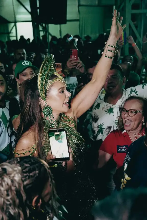 Paolla Oliveira é coroada rainha de bateria da Imperatriz e agita Ramos
