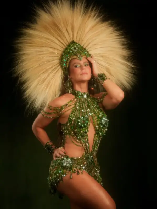 Paolla Oliveira é coroada rainha de bateria da Imperatriz e agita Ramos